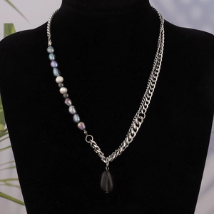 Collar moderno con colgante de piedra natural, perlas y cadena de acero grueso