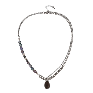 Collar de capas de estilo industrial con perlas oscuras y colgante de piedra marrón en blanco