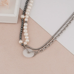 Collier double couche en acier inoxydable avec perles d'eau douce et pendentif rond élégant