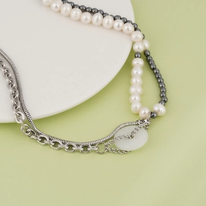Détail du collier multicouche en acier inoxydable avec perles d'eau douce et pendentif
