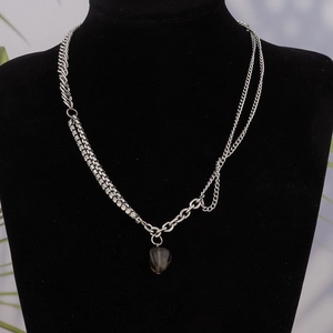 Collana a catena mista in stile industriale con ciondolo in quarzo fumé su supporto nero