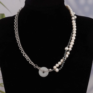 Collier chaîne cubaine asymétrique en acier avec perles d'eau douce et boucle de paix