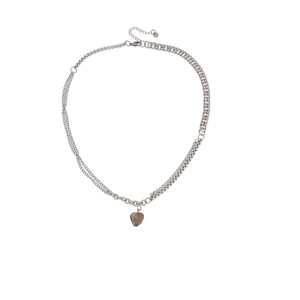 Collana asimmetrica argentata con un ciondolo a cuore grigio traslucido