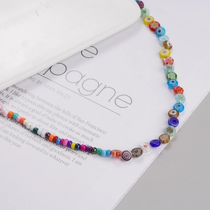 Détails du collier de perles arc-en-ciel fait main avec motifs de fleurs colorés