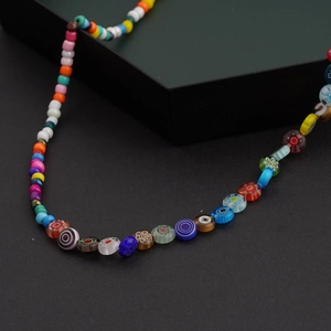 Collier artisanal de perles en verre coloré avec fleurs de style bohème arc-en-ciel