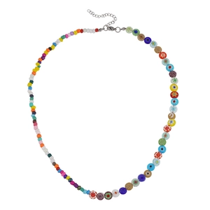 Collier artisanal de perles en verre coloré avec fleurs, fermoir argenté et chaîne ajustable