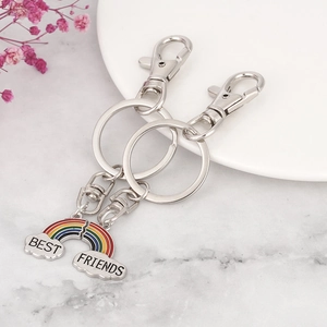 Portachiavi puzzle arcobaleno Best Friends coordinati su superficie di marmo