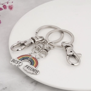 Portachiavi puzzle arcobaleno con incisione Best Friends e dettagli in smalto colorato