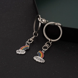 Dettaglio di due portachiavi Best Friends a forma di arcobaleno con finitura smaltata