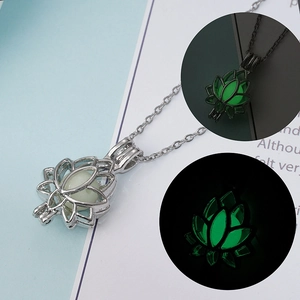 Collier avec pendentif lotus lumineux, perle verte brillante et chaîne en argenté