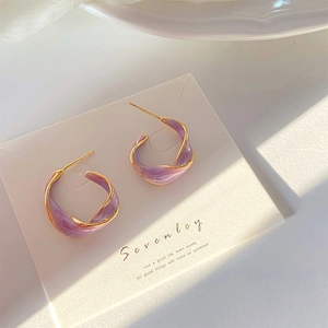 Élégantes boucles d'oreilles créoles torsadées dorées avec motif marbré violet