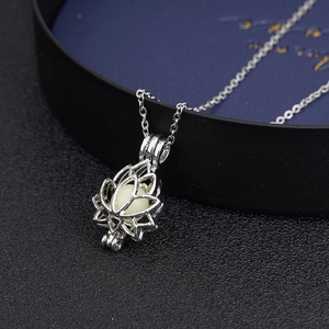 Collier à pendentif fleur de lotus lumineux avec design creux en alliage sur chaîne