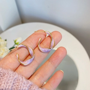 Boucles d'Oreilles Créoles en Forme de C Torsadées Vintage Français pour Femmes Alliage Émail Lavande Texture Marbre Bijoux