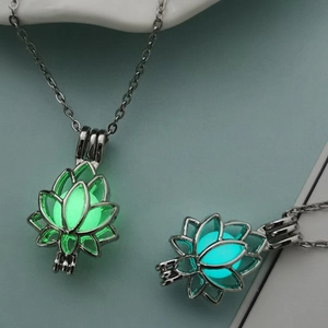 Collier pendentif lotus lumineux avec cage en alliage évidé brillant en vert et bleu