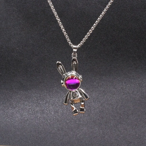 Mechanische astronaut konijn ketting in zilver met paars kleurverloop vizier detail