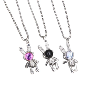 Mechanische astronaut konijn hanger ketting in zilver met paarse zwarte en witte accenten