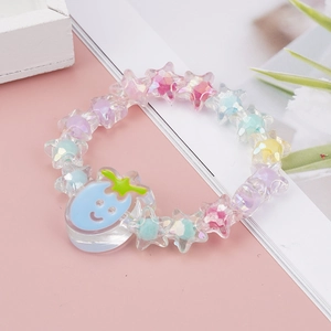 Macro di perline colorate a stella e bracciale con ciondolo a fragola sorridente blu
