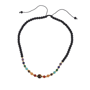 Collar ajustable de 6mm de piedra de lava con cuentas de energía sobre fondo blanco