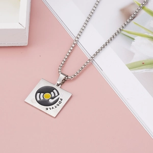 Collier pendentif disque vinyle rétro en acier titane avec une chaîne à billes