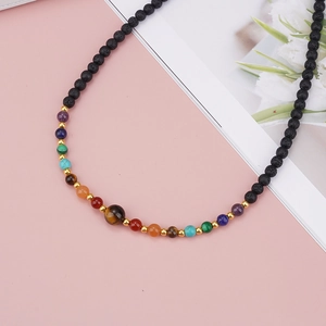 Collar ajustable de piedra de lava 6mm con piedras chakra de colores y cuentas doradas
