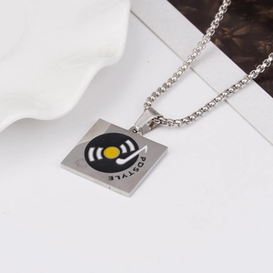 Collier pendentif disque vinyle rétro en acier brossé avec une chaîne maille gourmette