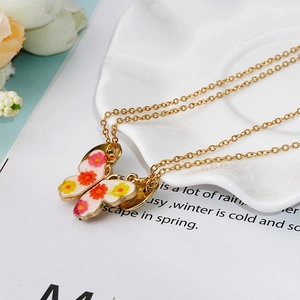 Detail der magnetischen Schmetterling BFF Halsketten mit bunten Blumen und Goldketten