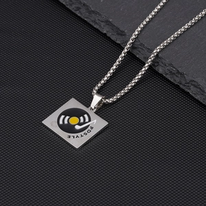 Détail du pendentif carré avec motif de disque vinyle et texte PDSTYLE gravé sur la chaîne