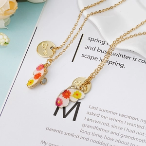 Magnetische Schmetterling BFF-Halsketten mit Love-Gravur und orangefarbenen Blumenflügeln