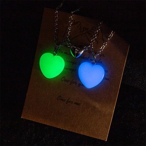 Glow-in-the-dark luminous heart necklaces with magnetic connection in blue and green