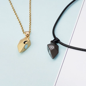 Colliers de couple magnétiques soleil et lune avec pendentifs en forme de cœur or et noir