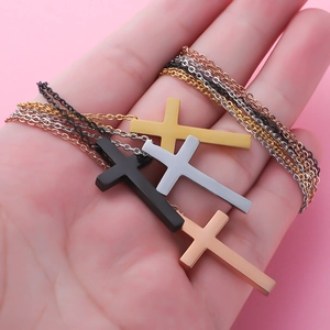 Detail van vier minimalistische kruiskettingen in goud zilver zwart en roségoud