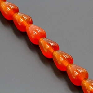 Dettaglio di perle a goccia in corniola rosso-arancio traslucida per la creazione di gioielli
