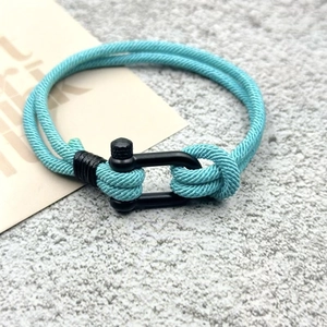 Bracelet en corde milanaise turquoise avec un fermoir à boucle en U noir mat
