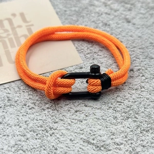 Bracelet de plage minimaliste en corde orange avec fermoir en U en métal noir élégant