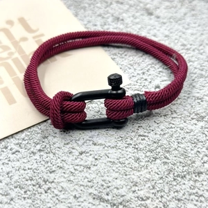 Bracelet de plage en corde milanaise bordeaux avec fermoir noir en U pour couples