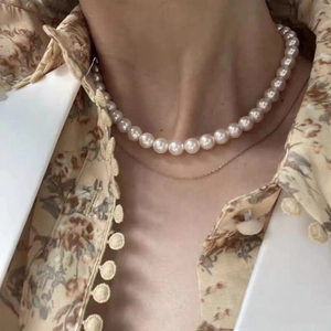 Elegant baroque pearl necklace with fine gold chain layered set for a vintage French look