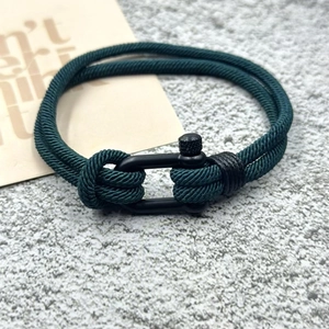 Bracelet cordon Milan vert foncé avec fermoir en U noir au design minimaliste