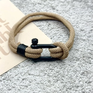 Bracelet en corde tressée neutre en nylon sable avec fermoir en U en métal noir mat