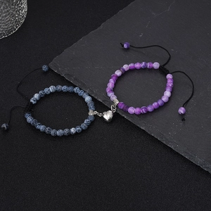 Bracelets de couple avec cœur magnétique et pierres naturelles violettes et bleues sur pierre