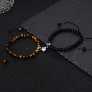 Détail du bracelet magnétique cœur pour couple avec œil de tigre et perles noires