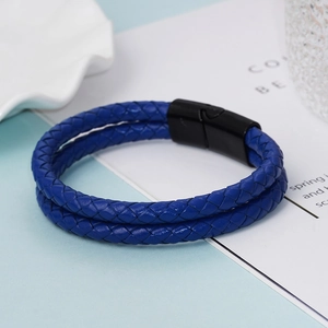 Détail du bracelet en cuir tressé bleu avec un fermoir magnétique noir élégant et mat