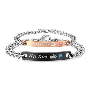 Detailansicht der His Queen und Her King Gravur auf den Edelstahl-Pärchenarmbändern