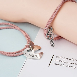 Magnetische Freundschaftsarmbänder in Rosa mit Herz- und Schlüsselanhängern