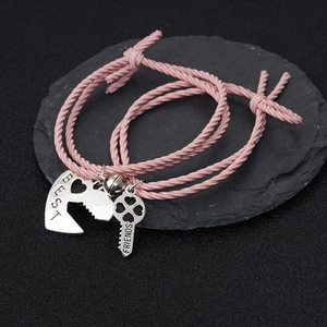 Magnetische Freundschaftsarmbänder in Rosa mit Herz- und Schlüsselanhängern