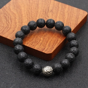 Bracelet pour homme en perles de pierre volcanique avec charme en métal argenté