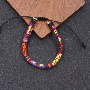 Detail eines handgewebten Boho-Freundschaftsarmbands mit verstellbarem Knoten