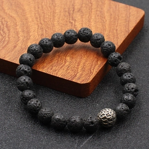 Gros plan sur bracelet en pierre volcanique noire avec perle argentée ciselée