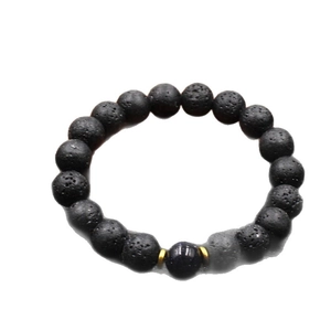 Bracelet minimaliste en perles de lave noire avec une perle centrale en grès bleu