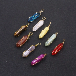 Set van 9 met draad omwikkelde zeshoekige kristallen hangers met gouden haak