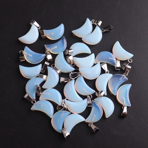 Παρτίδα ημιδιαφανών μενταγιόν ημισελήνου από οπαλίτη με ασημένιους μεταλλικούς κρίκους